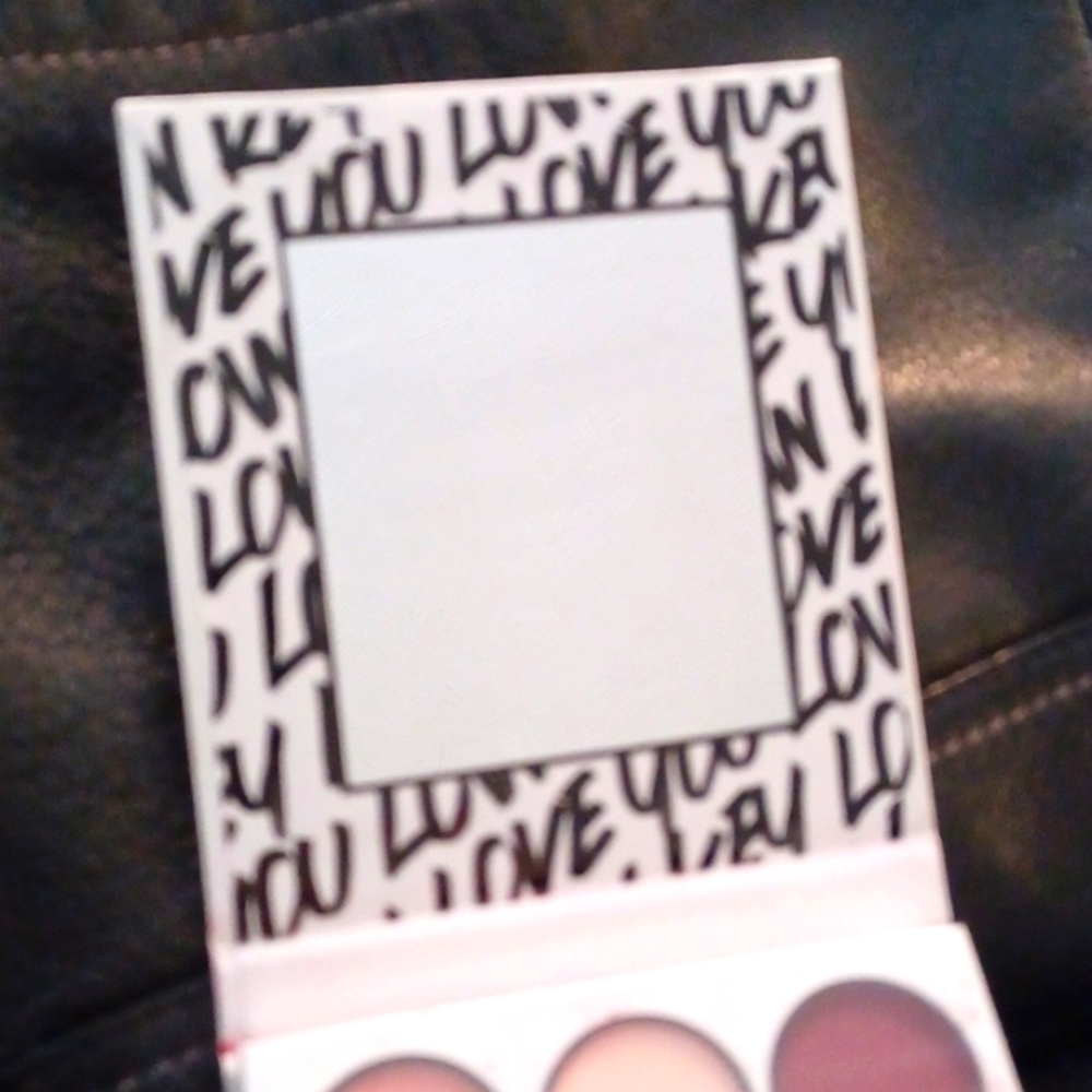 BH Cares Palette Shadows - Picture 3 of 5